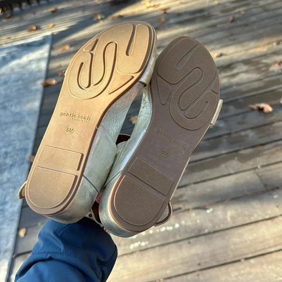 Gentle Souls by Kenneth Cole women’s Gisele two band gold sandals size 6 - Picture 6 of 7